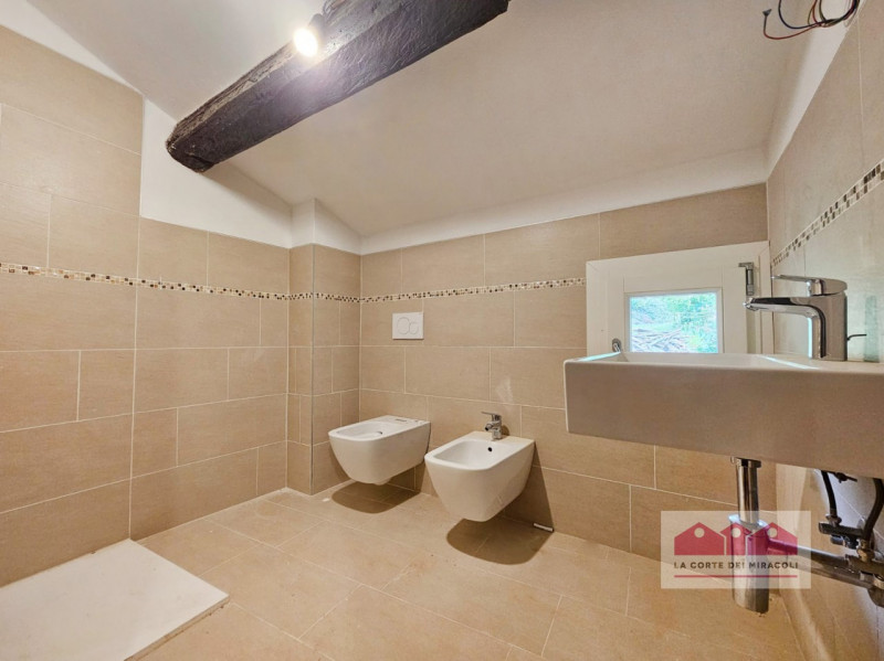 CREAZZO COLLE: BELLISSIMA BIFAMILIARE COMPLETAMENTE RISTRUTTURATA, CIRCONDATA DA UN PARCO, 3 CAME...