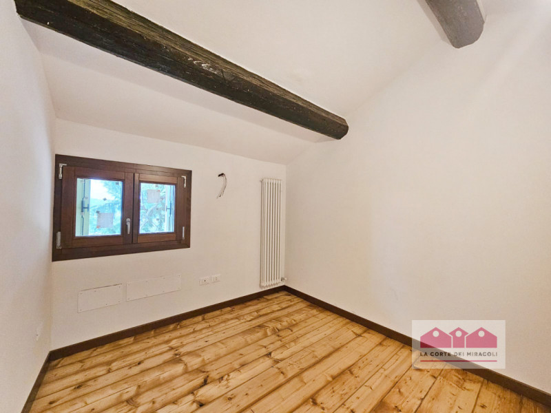 CREAZZO COLLE: BELLISSIMA BIFAMILIARE COMPLETAMENTE RISTRUTTURATA, CIRCONDATA DA UN PARCO, 3 CAME...