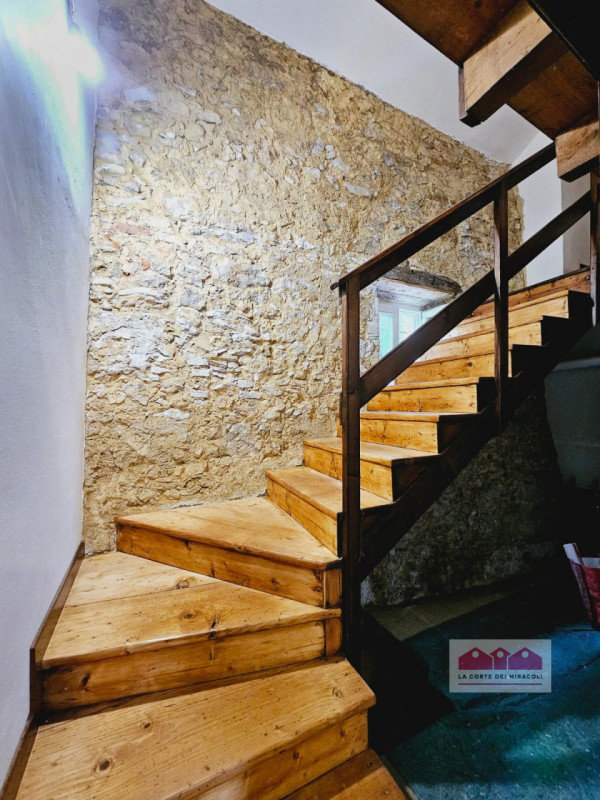 CREAZZO COLLE: BELLISSIMA BIFAMILIARE COMPLETAMENTE RISTRUTTURATA, CIRCONDATA DA UN PARCO, 3 CAME...