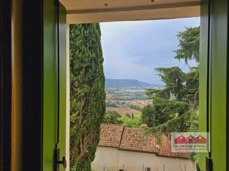 CREAZZO COLLE: BELLISSIMA BIFAMILIARE COMPLETAMENTE RISTRUTTURATA, CIRCONDATA DA UN PARCO, 3 CAME...