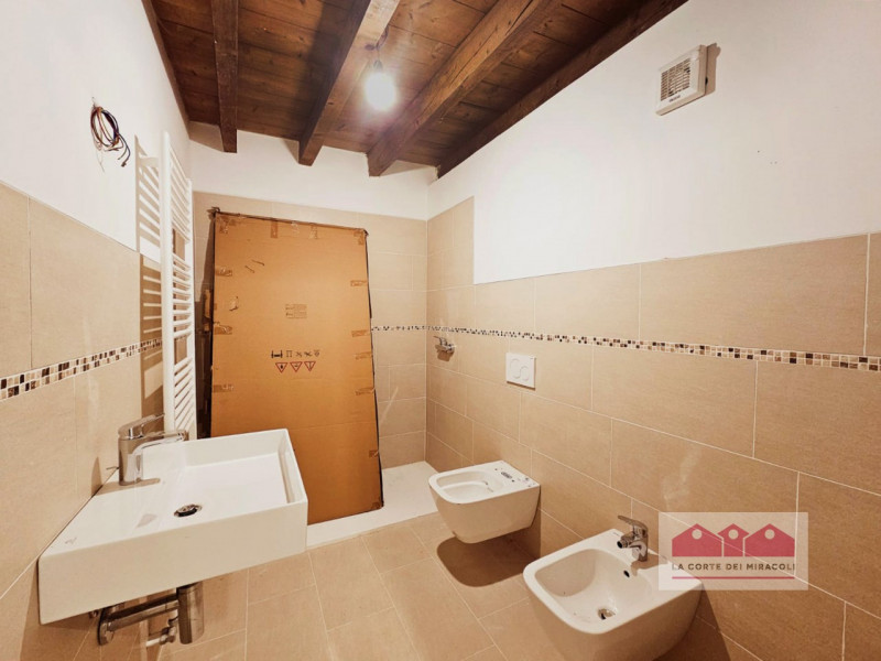 CREAZZO COLLE: BELLISSIMA BIFAMILIARE COMPLETAMENTE RISTRUTTURATA, CIRCONDATA DA UN PARCO, 3 CAME...