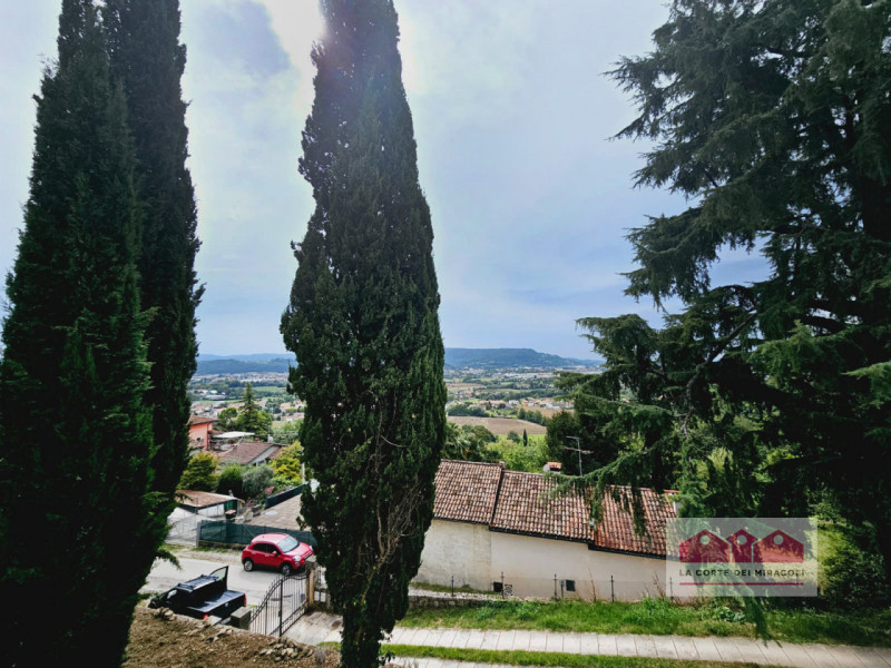 CREAZZO COLLE: BELLISSIMA BIFAMILIARE COMPLETAMENTE RISTRUTTURATA, CIRCONDATA DA UN PARCO, 3 CAME...