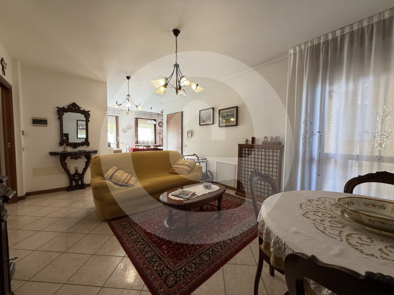 Scopri questo ampio appartamento trilocale situato nella tranquilla zona di Fratte, nel comune di...