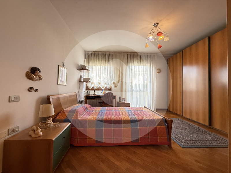 Scopri questo ampio appartamento trilocale situato nella tranquilla zona di Fratte, nel comune di...