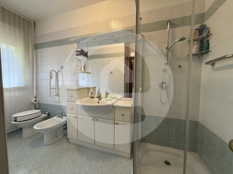 Scopri questo ampio appartamento trilocale situato nella tranquilla zona di Fratte, nel comune di...