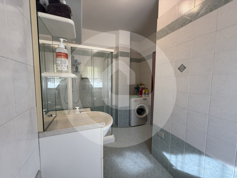 Scopri questo ampio appartamento trilocale situato nella tranquilla zona di Fratte, nel comune di...