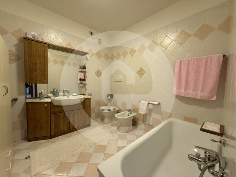 Scopri questo ampio appartamento trilocale situato nella tranquilla zona di Fratte, nel comune di...