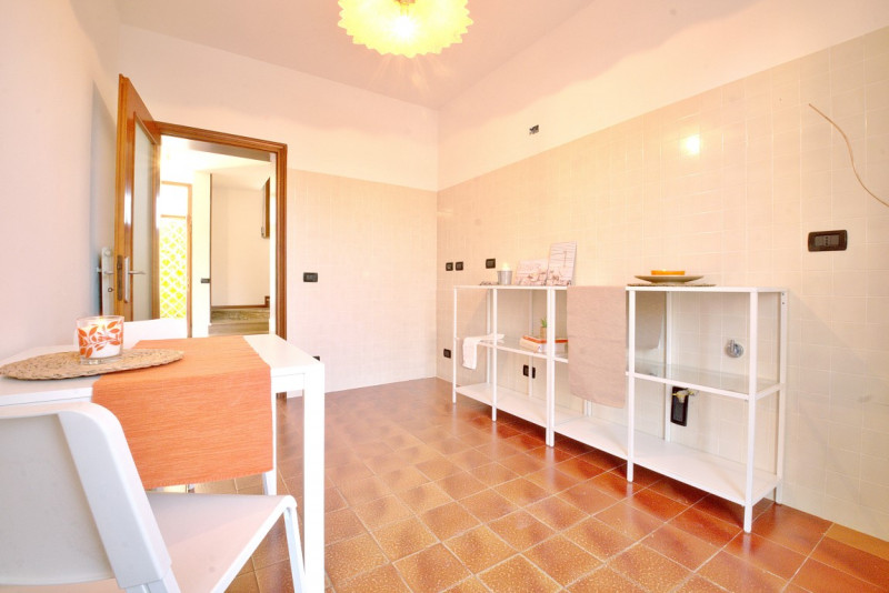 Casa a schiera centrale situata nel cuore di Caerano di San Marco, questa proprietà si sviluppa s...