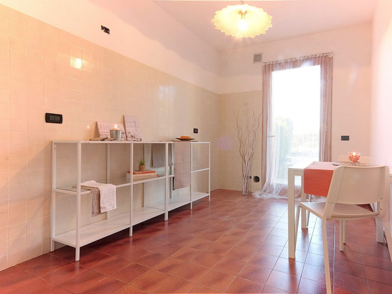 Casa a schiera centrale situata nel cuore di Caerano di San Marco, questa proprietà si sviluppa s...