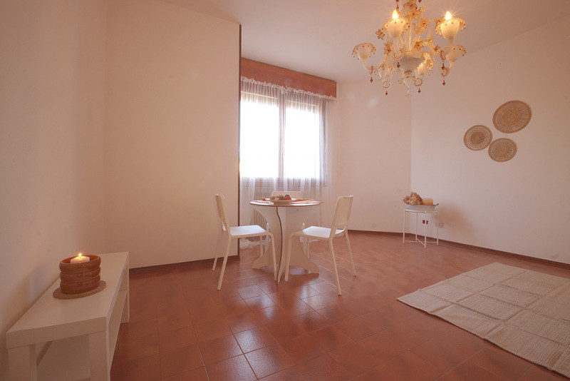 Casa a schiera centrale situata nel cuore di Caerano di San Marco, questa proprietà si sviluppa s...