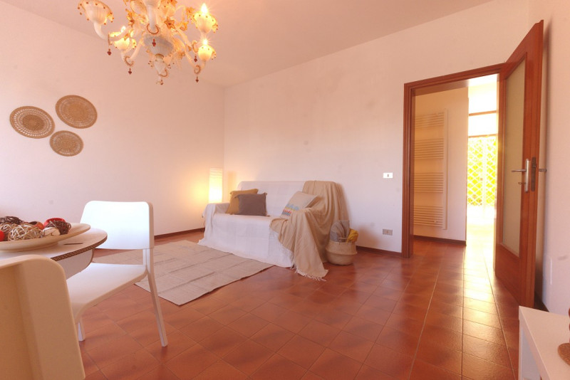 Casa a schiera centrale situata nel cuore di Caerano di San Marco, questa proprietà si sviluppa s...