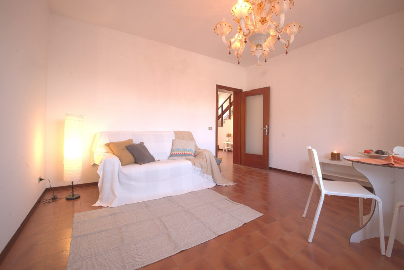 Casa a schiera centrale situata nel cuore di Caerano di San Marco, questa proprietà si sviluppa s...