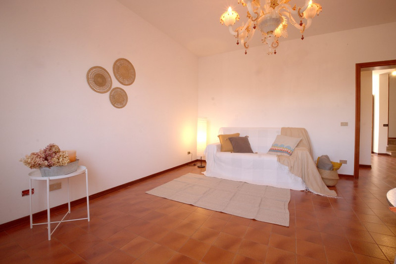 Casa a schiera centrale situata nel cuore di Caerano di San Marco, questa proprietà si sviluppa s...