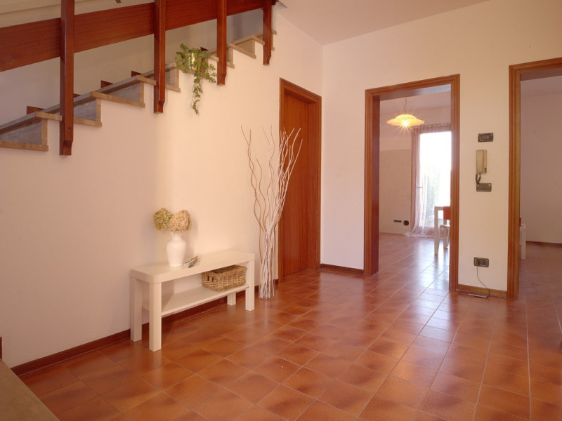 Casa a schiera centrale situata nel cuore di Caerano di San Marco, questa proprietà si sviluppa s...