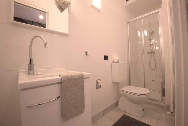 Casa a schiera centrale situata nel cuore di Caerano di San Marco, questa proprietà si sviluppa s...