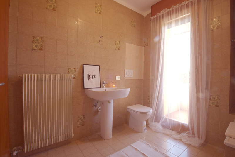 Casa a schiera centrale situata nel cuore di Caerano di San Marco, questa proprietà si sviluppa s...