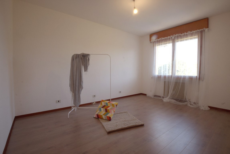 Casa a schiera centrale situata nel cuore di Caerano di San Marco, questa proprietà si sviluppa s...