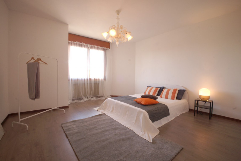 Casa a schiera centrale situata nel cuore di Caerano di San Marco, questa proprietà si sviluppa s...