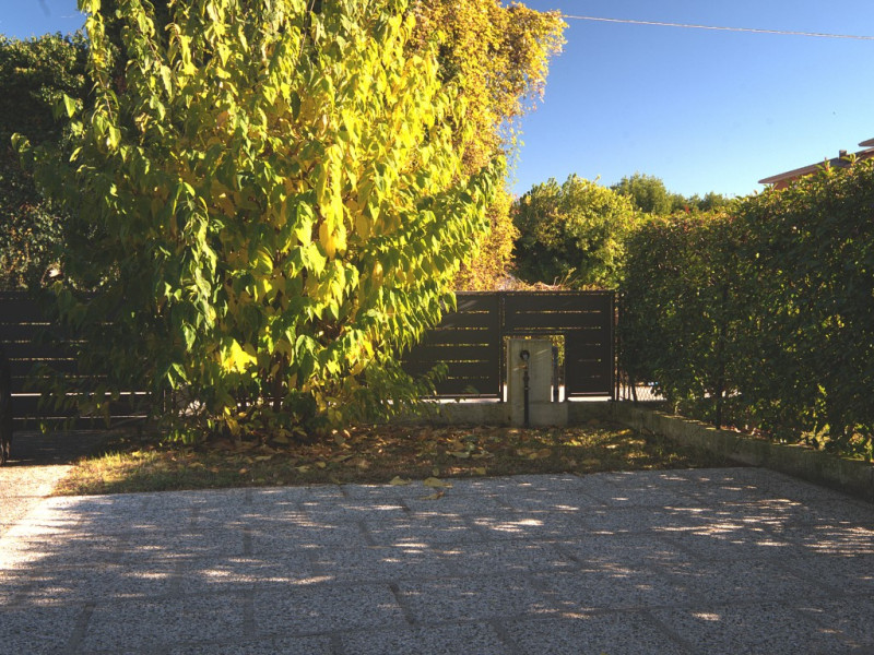 Casa a schiera centrale situata nel cuore di Caerano di San Marco, questa proprietà si sviluppa s...