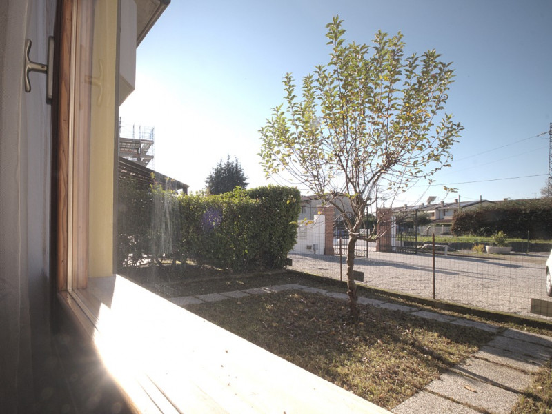 Casa a schiera centrale situata nel cuore di Caerano di San Marco, questa proprietà si sviluppa s...