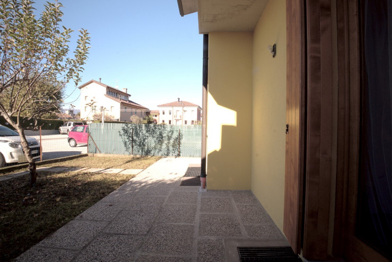 Casa a schiera centrale situata nel cuore di Caerano di San Marco, questa proprietà si sviluppa s...