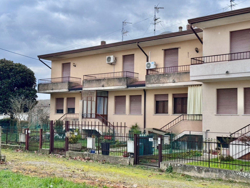 Scopri questa  villa a schiera centrale, situata nel centro di Piacenza d'Adige. Con i suoi 157 m...