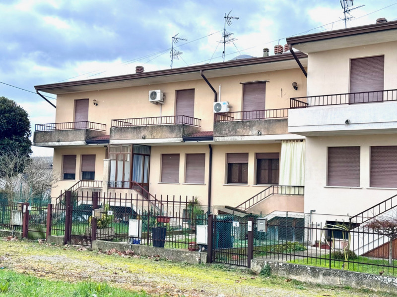 Scopri questa  villa a schiera centrale, situata nel centro di Piacenza d'Adige. Con i suoi 157 m...