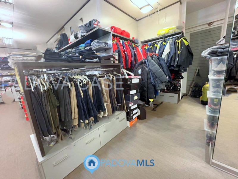 Immobile in esclusiva al Gruppo Padova MLS

Scopri un'opportunità unica nel cuore di Mandria, uno...