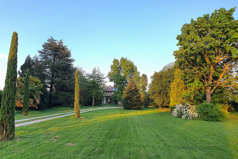 Proponiamo in vendita una splendida villa indipendente situata nella zona più verde e tranquilla ...