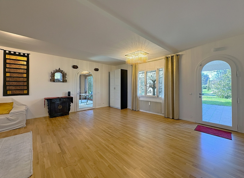 Proponiamo in vendita una splendida villa indipendente situata nella zona più verde e tranquilla ...