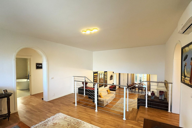 Proponiamo in vendita una splendida villa indipendente situata nella zona più verde e tranquilla ...