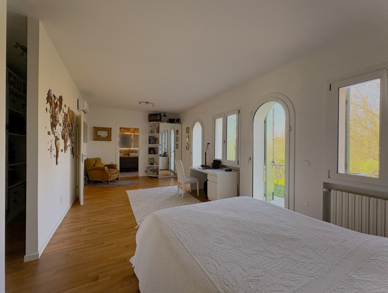 Proponiamo in vendita una splendida villa indipendente situata nella zona più verde e tranquilla ...