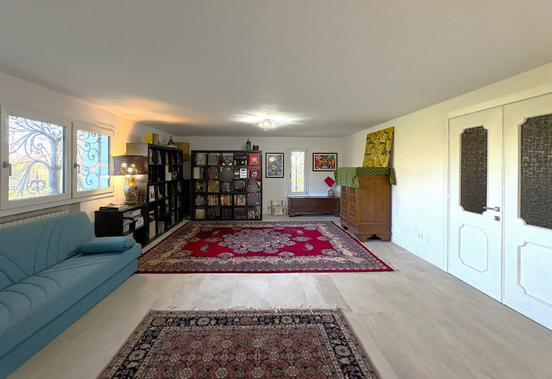 Proponiamo in vendita una splendida villa indipendente situata nella zona più verde e tranquilla ...