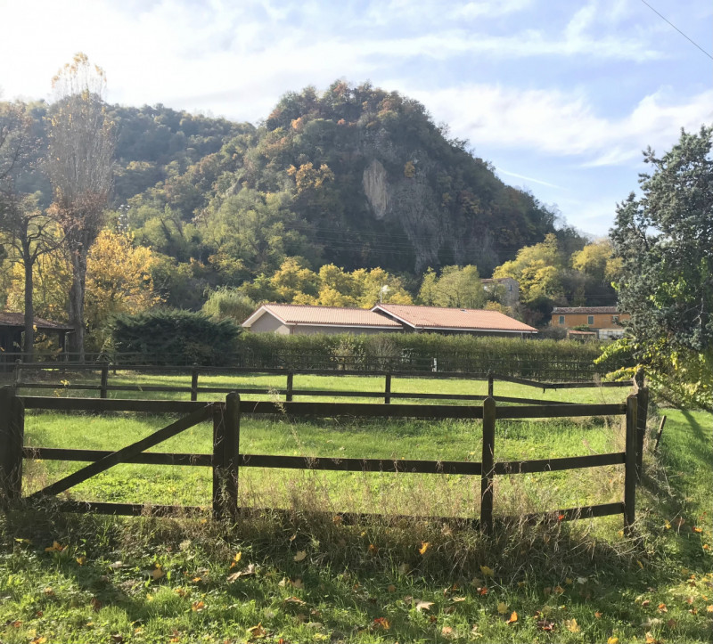 Proponiamo in vendita una splendida villa indipendente situata nella zona più verde e tranquilla ...