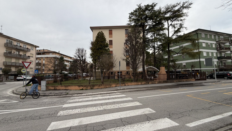 In esclusiva proponiamo un ampio appartamento quadrilocale di circa 120 mq situato al primo piano...