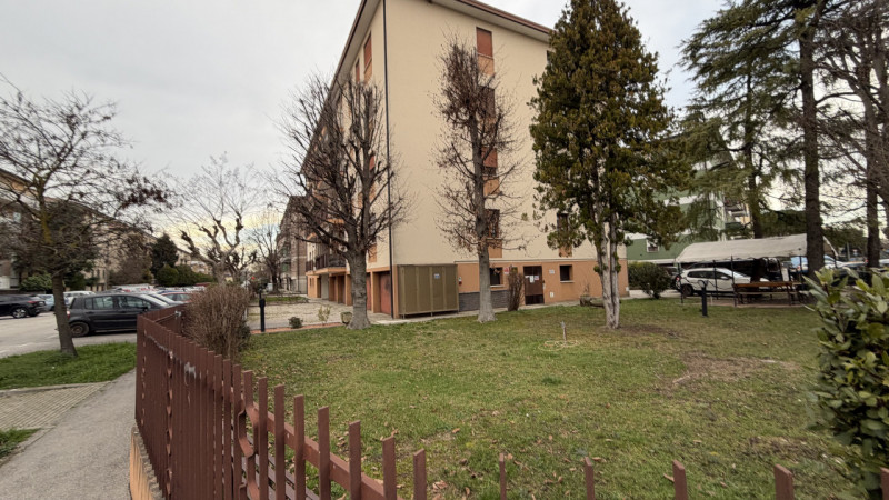 In esclusiva proponiamo un ampio appartamento quadrilocale di circa 120 mq situato al primo piano...