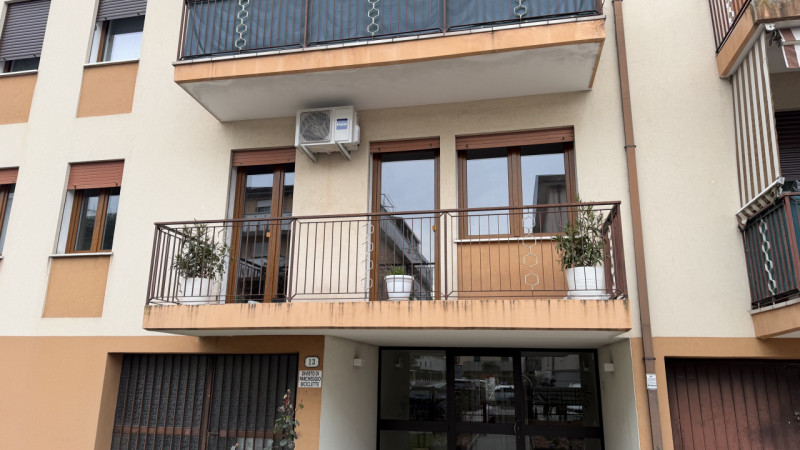 In esclusiva proponiamo un ampio appartamento quadrilocale di circa 120 mq situato al primo piano...