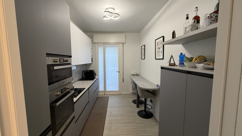 In esclusiva proponiamo un ampio appartamento quadrilocale di circa 120 mq situato al primo piano...