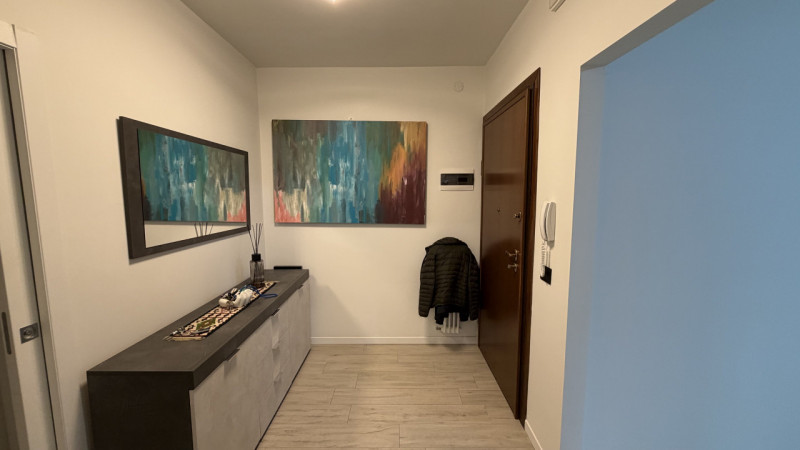 In esclusiva proponiamo un ampio appartamento quadrilocale di circa 120 mq situato al primo piano...