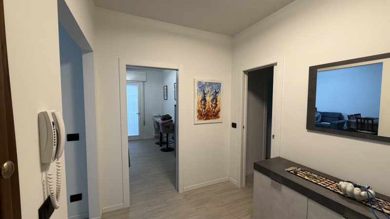 In esclusiva proponiamo un ampio appartamento quadrilocale di circa 120 mq situato al primo piano...