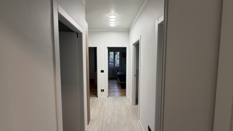 In esclusiva proponiamo un ampio appartamento quadrilocale di circa 120 mq situato al primo piano...