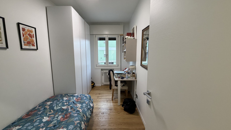 In esclusiva proponiamo un ampio appartamento quadrilocale di circa 120 mq situato al primo piano...