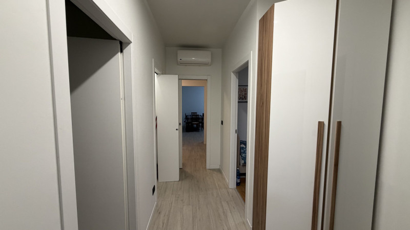 In esclusiva proponiamo un ampio appartamento quadrilocale di circa 120 mq situato al primo piano...