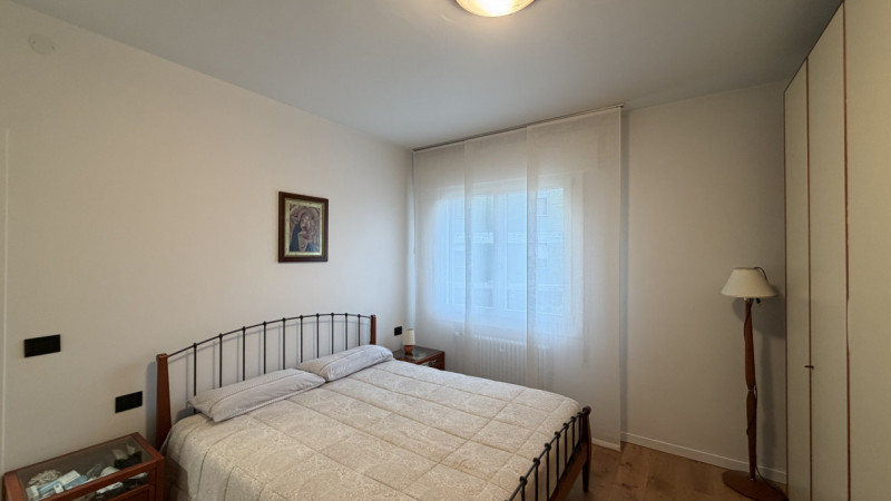 In esclusiva proponiamo un ampio appartamento quadrilocale di circa 120 mq situato al primo piano...