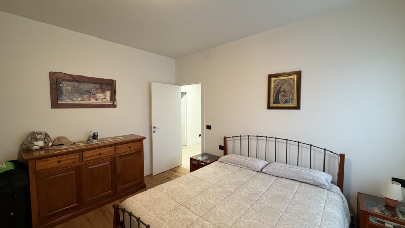 In esclusiva proponiamo un ampio appartamento quadrilocale di circa 120 mq situato al primo piano...