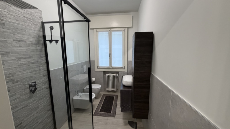 In esclusiva proponiamo un ampio appartamento quadrilocale di circa 120 mq situato al primo piano...