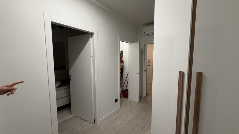 In esclusiva proponiamo un ampio appartamento quadrilocale di circa 120 mq situato al primo piano...