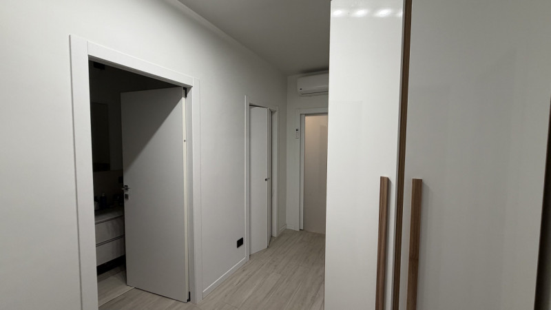 In esclusiva proponiamo un ampio appartamento quadrilocale di circa 120 mq situato al primo piano...