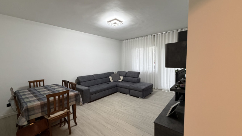 In esclusiva proponiamo un ampio appartamento quadrilocale di circa 120 mq situato al primo piano...