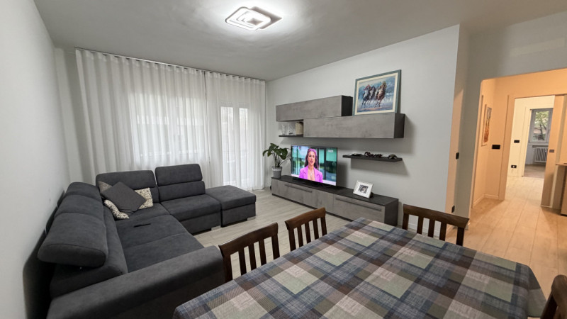 In esclusiva proponiamo un ampio appartamento quadrilocale di circa 120 mq situato al primo piano...